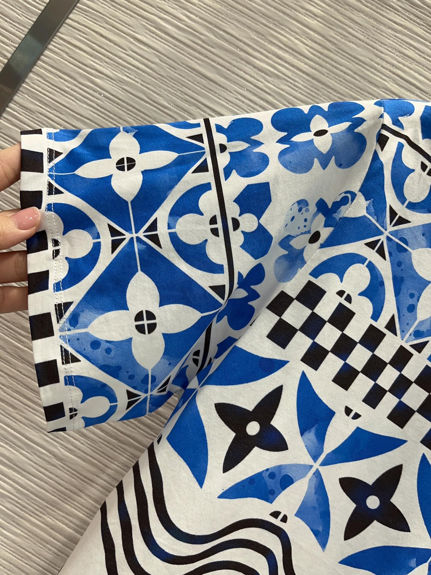 LV バイ・ザ・プール モノグラムタイルTシャツ ルイ・ヴィトン Tシャツ