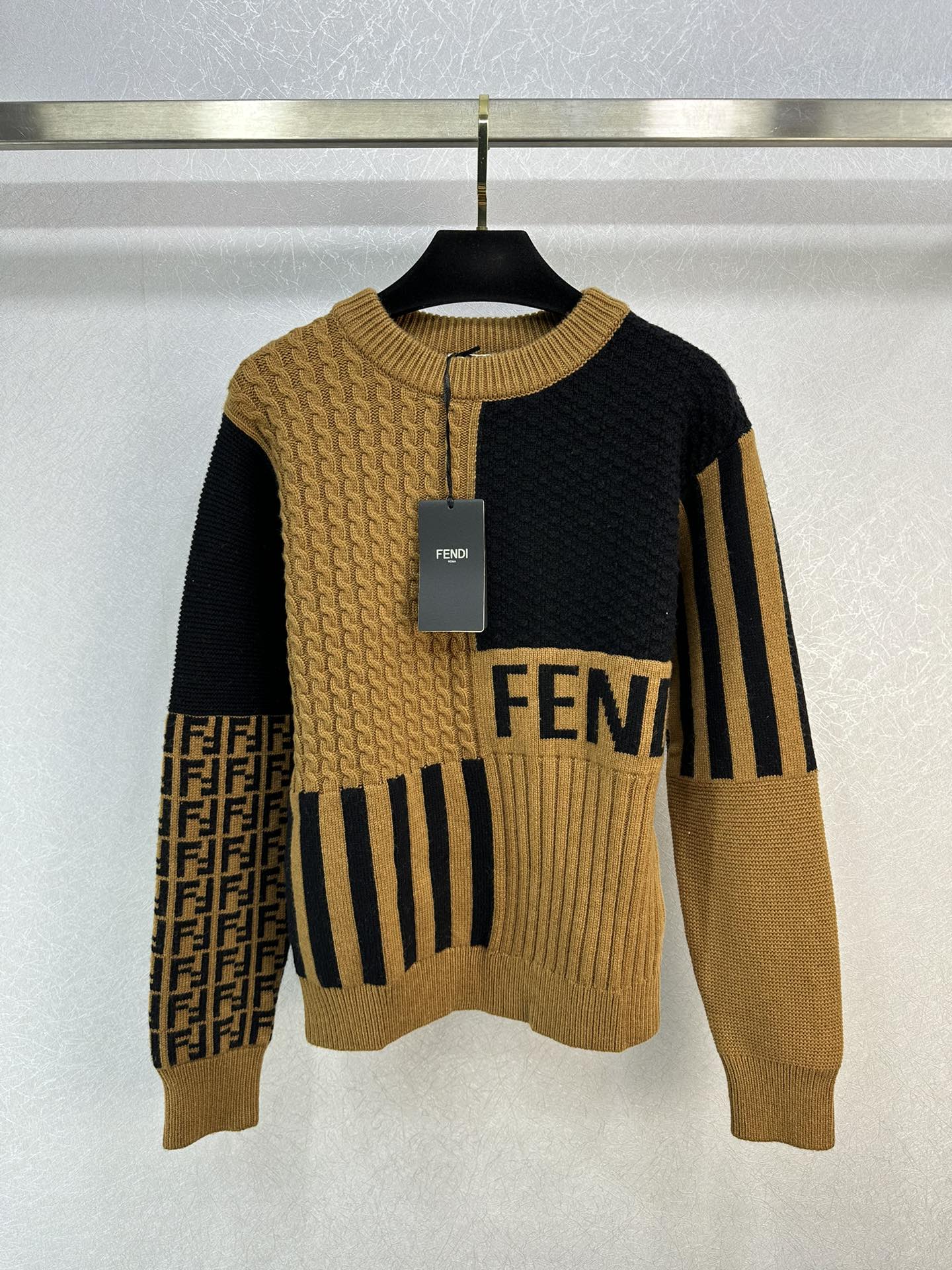 おしゃれ 合わせやすい クルーネック フェンディ セーター コピー ロゴ入り