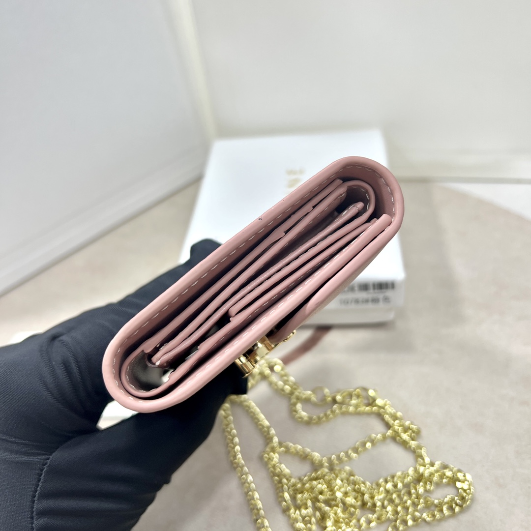 セリーヌ　三つ折り財布　スモールトリフォールドウォレット　ピンク　レザー CELINE(セリーヌ) 折りたたみ財布(レディース) - 海外通販のBUYMA