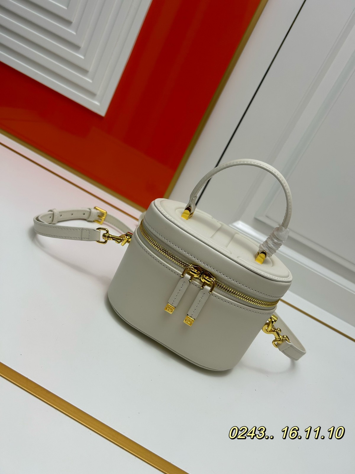 コロンとした形が可愛い DIOR SIGNATURE ヴァニティ スモール ショルダーバッグ コピー ホワイト