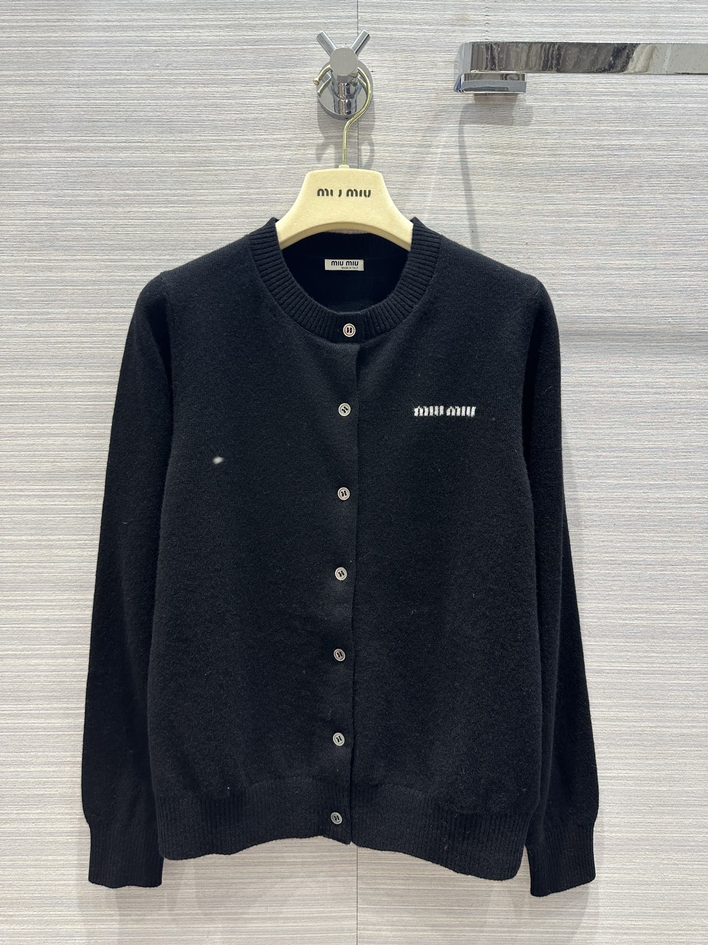 洗練された ウール&カシミヤ ニット カーディガン ミュウミュウ ニット コピー ブラック 洗練された ウール&カシミヤ ニット カーディガン ミュウミュウ ニット コピー ブラック