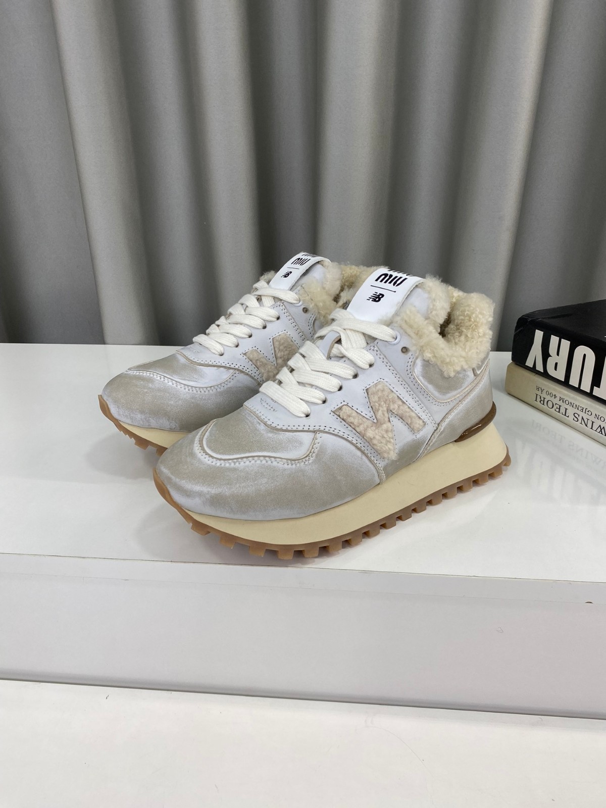 New Balance x Miu Miu ボアスニーカー ミュウミュウ スニーカー コピー レディース グレー 