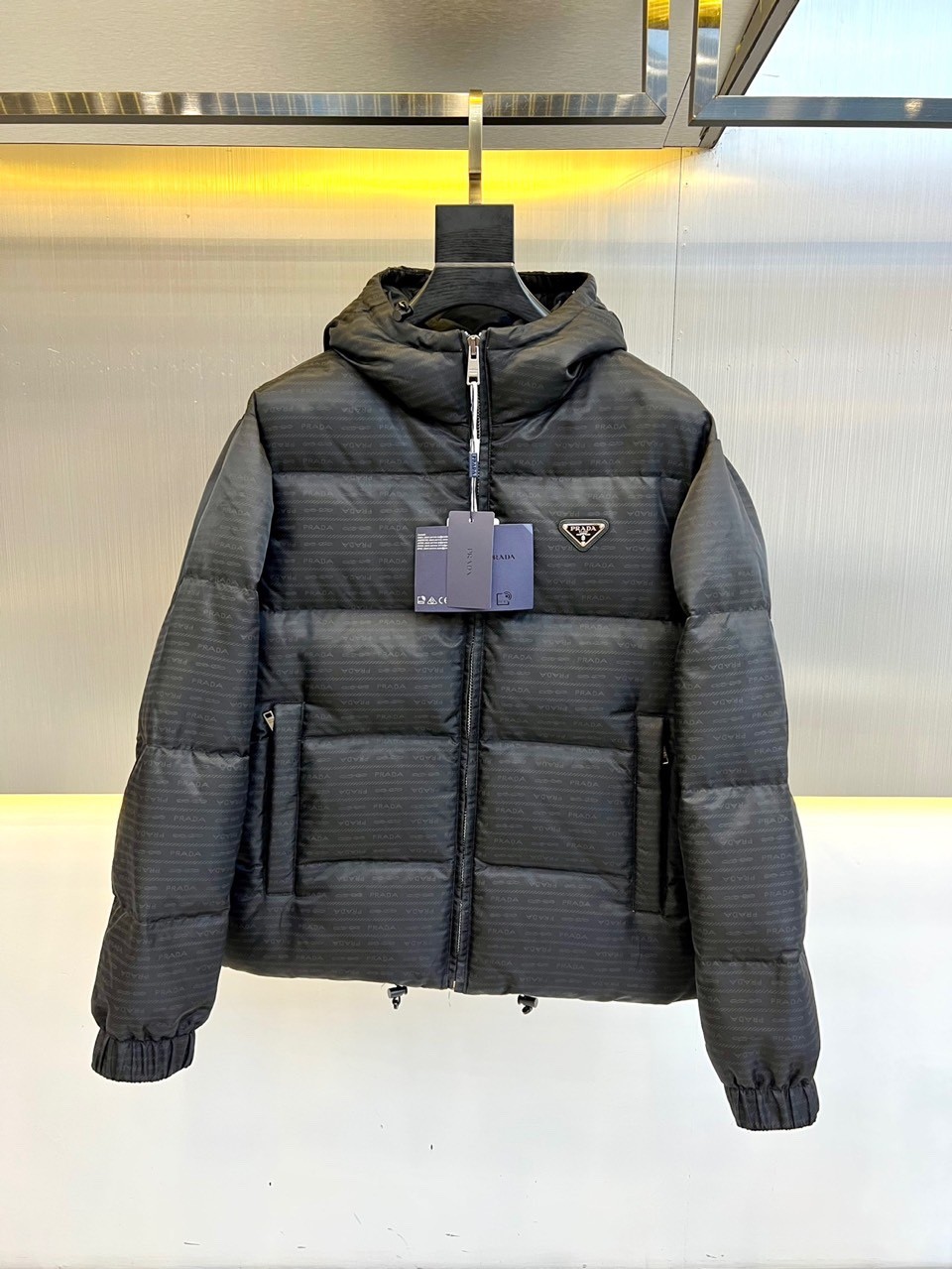 PRADA ブラック ダウンジャケット フード付き