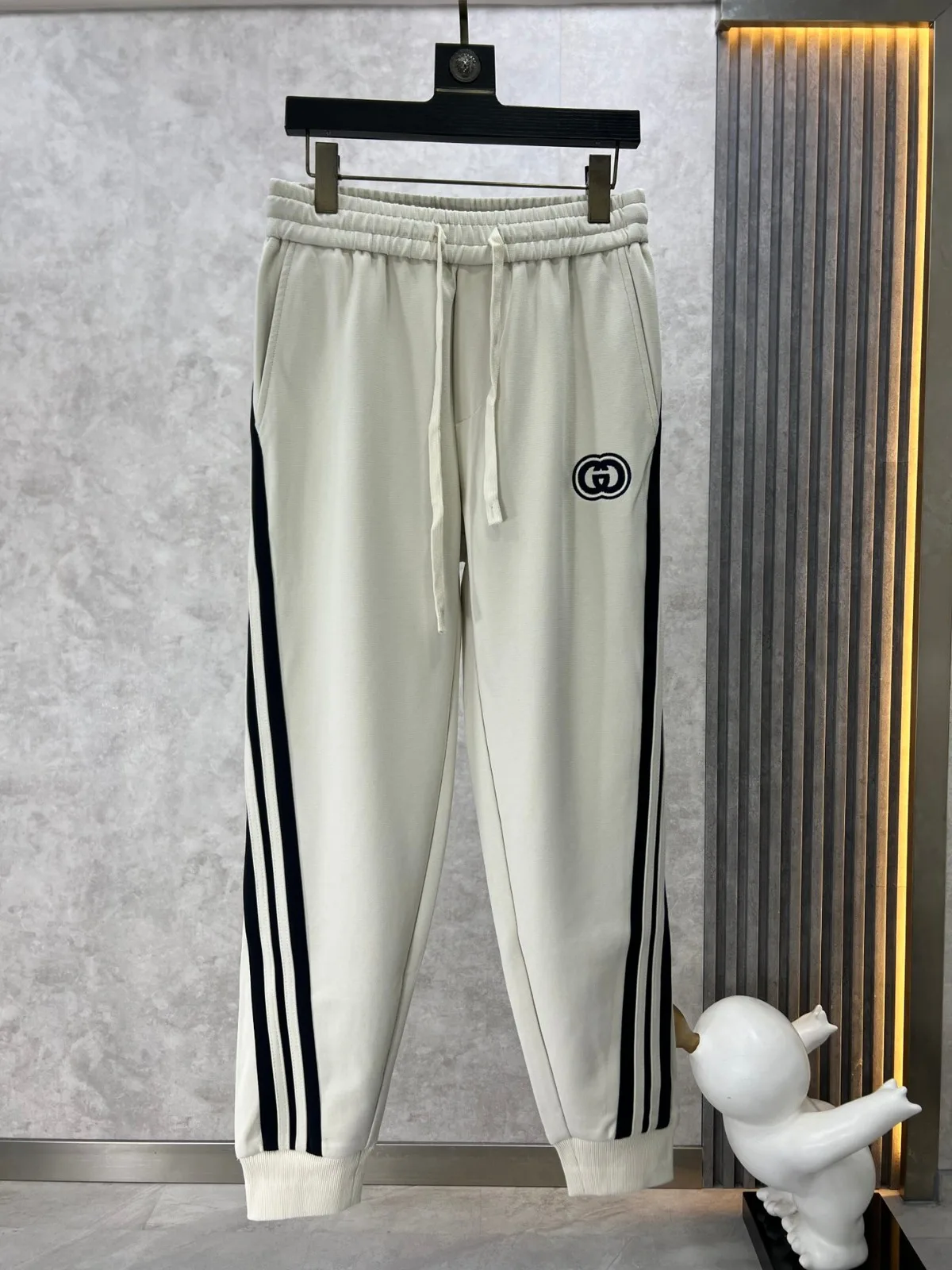 カジュアル 合わせやすい グッチ パンツ コピー メンズ スウェットパンツ ホワイト カジュアル 合わせやすい グッチ パンツ コピー メンズ スウェットパンツ ホワイト