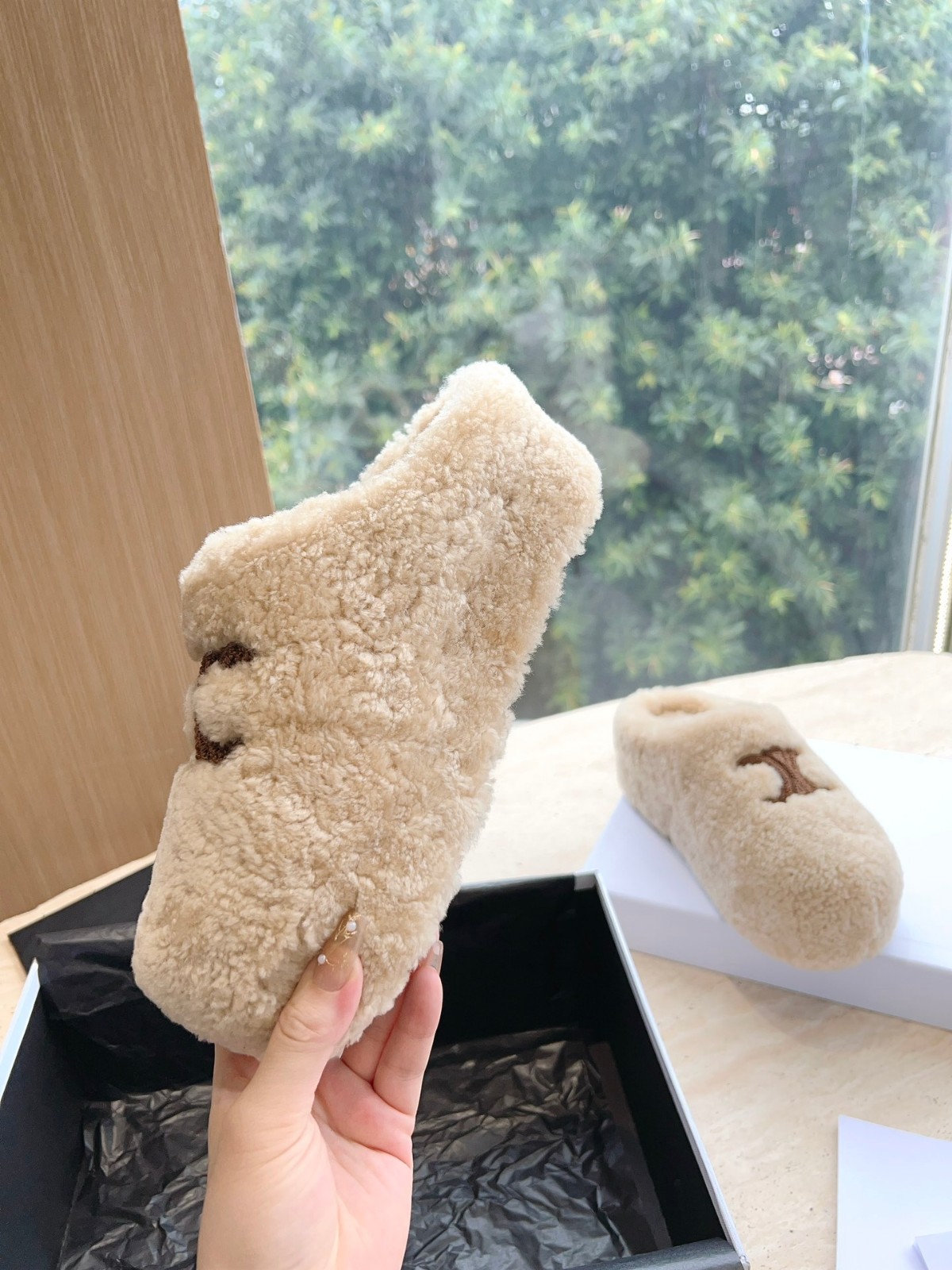 セリーヌ サンダル コピー 可愛い もこもこ トリオンフ ファー