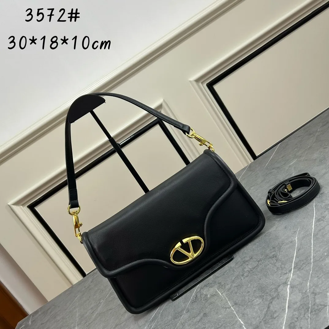 Vロゴ シグネチャー レザーショルダーバッグ ヴァレンティノ バッグ コピー ブラック Vロゴ シグネチャー レザーショルダーバッグ ヴァレンティノ バッグ コピー ブラック