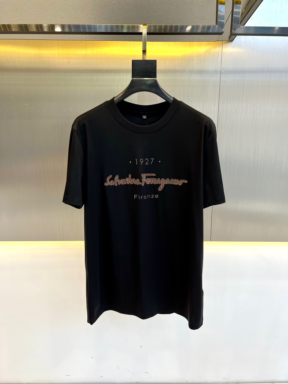 シンプル ロゴ入り 半袖Tシャツ サルヴァトーレ・フェラガモ Tシャツ コピー ブラック