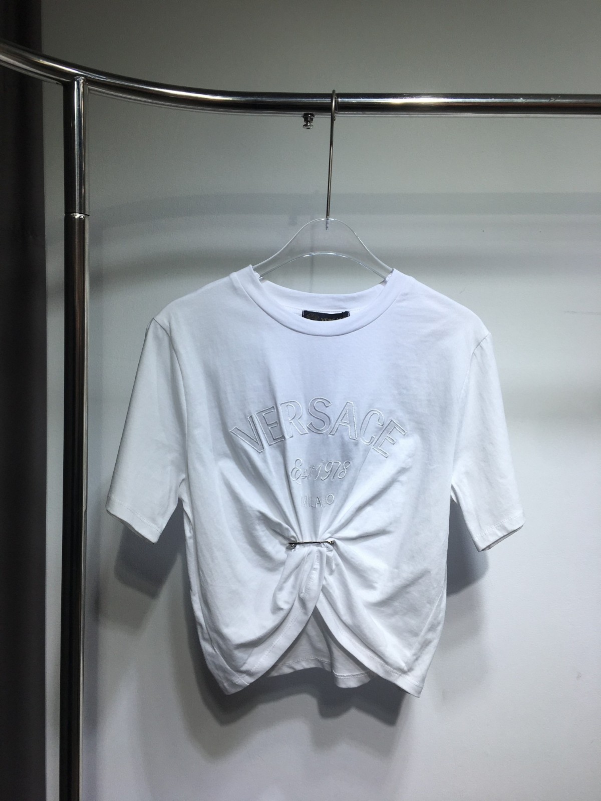 ヴェルサーチェ ミラノ スタンプ クロップ 半袖Tシャツ ヴェルサーチェ Tシャツ コピー ホワイト