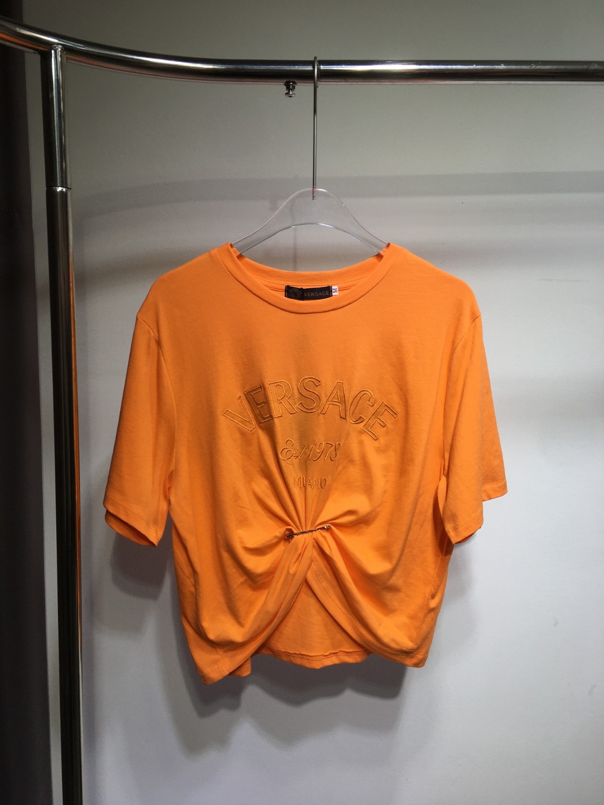 ヴェルサーチェ ミラノ スタンプ クロップ 半袖Tシャツ ヴェルサーチェ Tシャツ コピー オレンジ