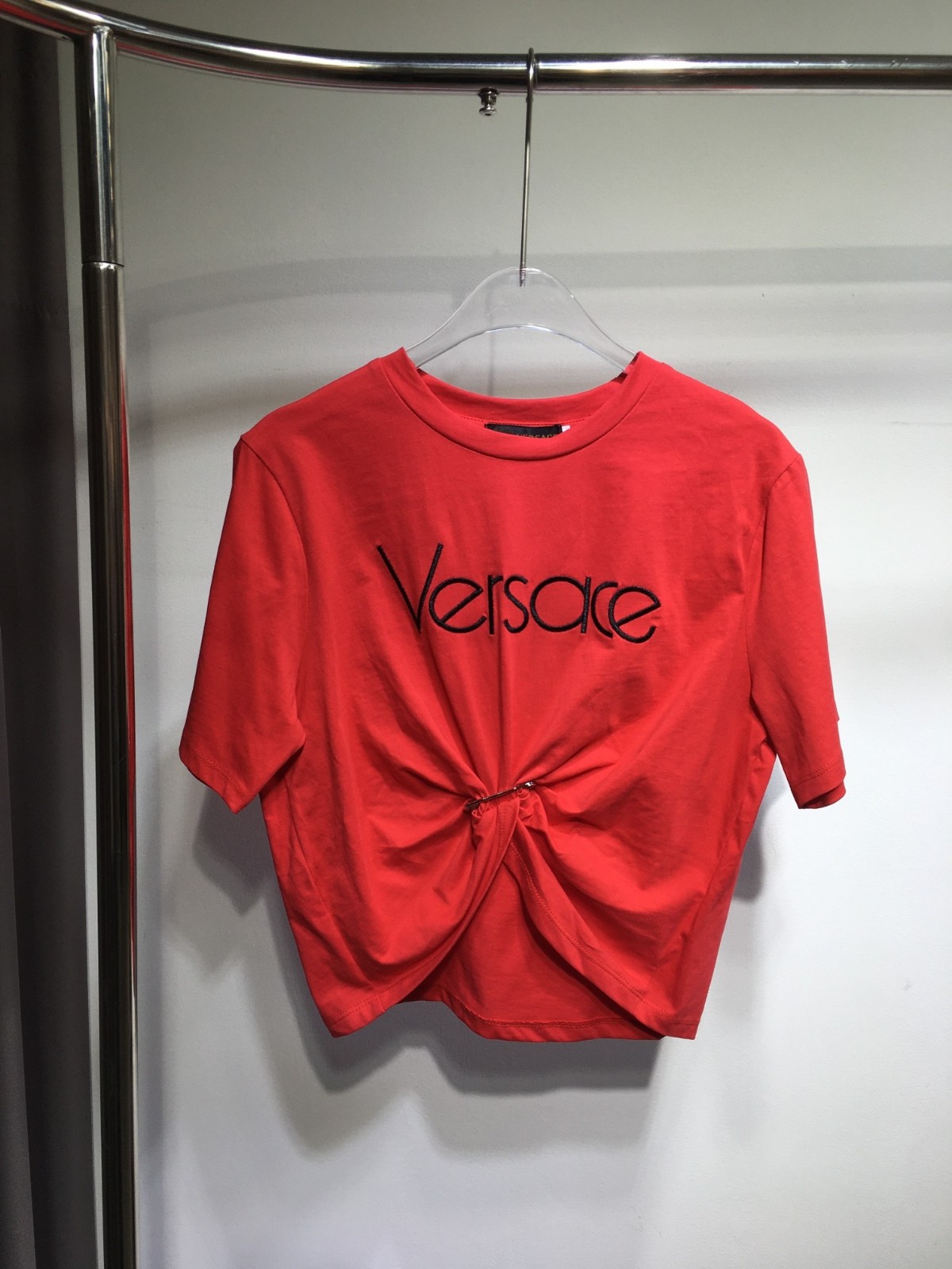 セーフティー ピン ロゴ 半袖Tシャツ ヴェルサーチェ Tシャツ コピー レッド