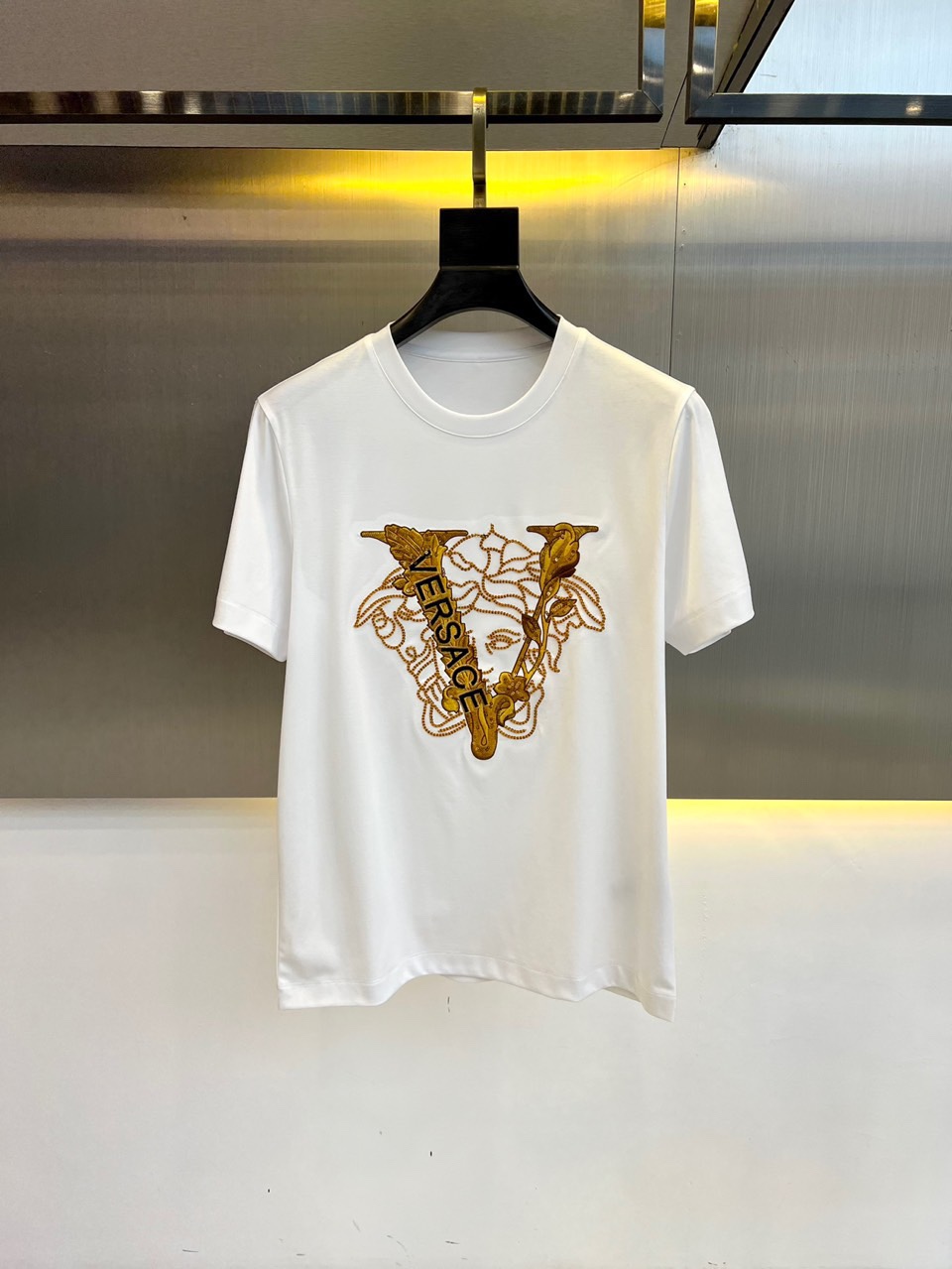 ベーシック ロゴ クルーネック 半袖Tシャツ ヴェルサーチェ Tシャツ 偽物 ホワイト 