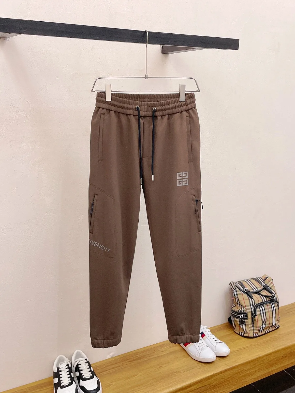ジバンシィ パンツ 偽物 メンズ ロゴ カジュアルパンツ ブラウン ジバンシィ パンツ 偽物 メンズ ロゴ カジュアルパンツ ブラウン