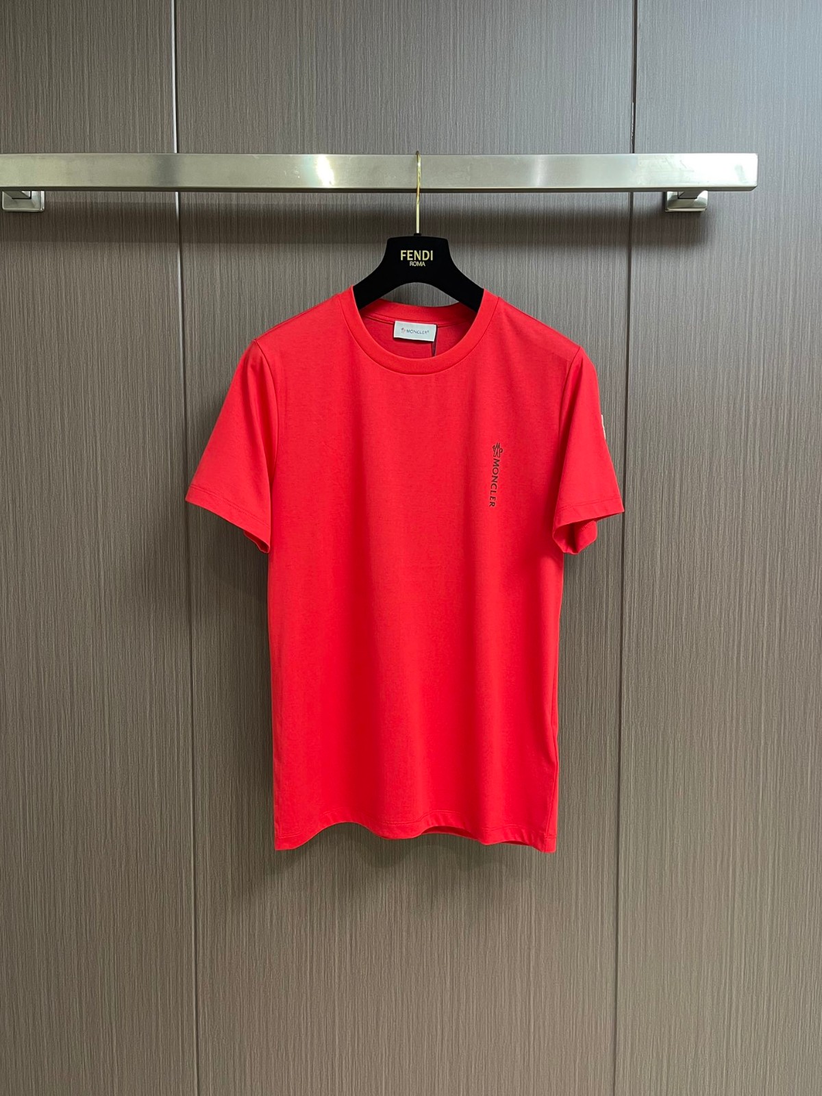 シンプル 定番 モンクレール Tシャツ コピー ロゴ入り 半袖Tシャツ レッド
