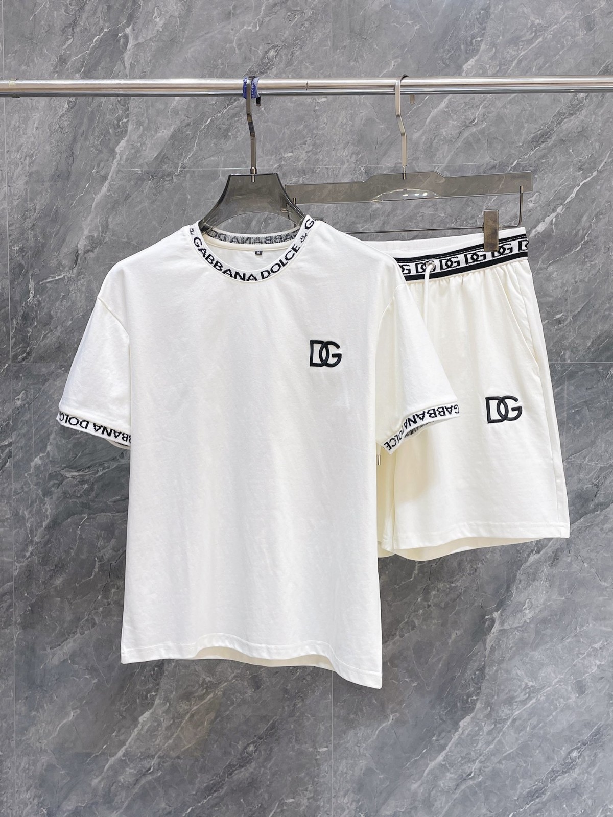 半袖Tシャツ×ショートパンツ2点セット ドルチェ&ガッバーナ セットアップ 偽物 ホワイト