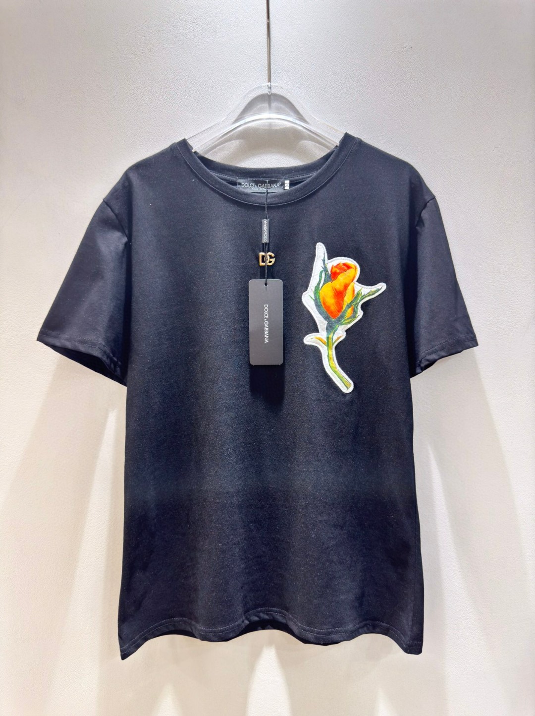 DGロゴ&イエローローズパッチ ドルチェ&ガッバーナ 半袖Tシャツ 偽物 ブラック