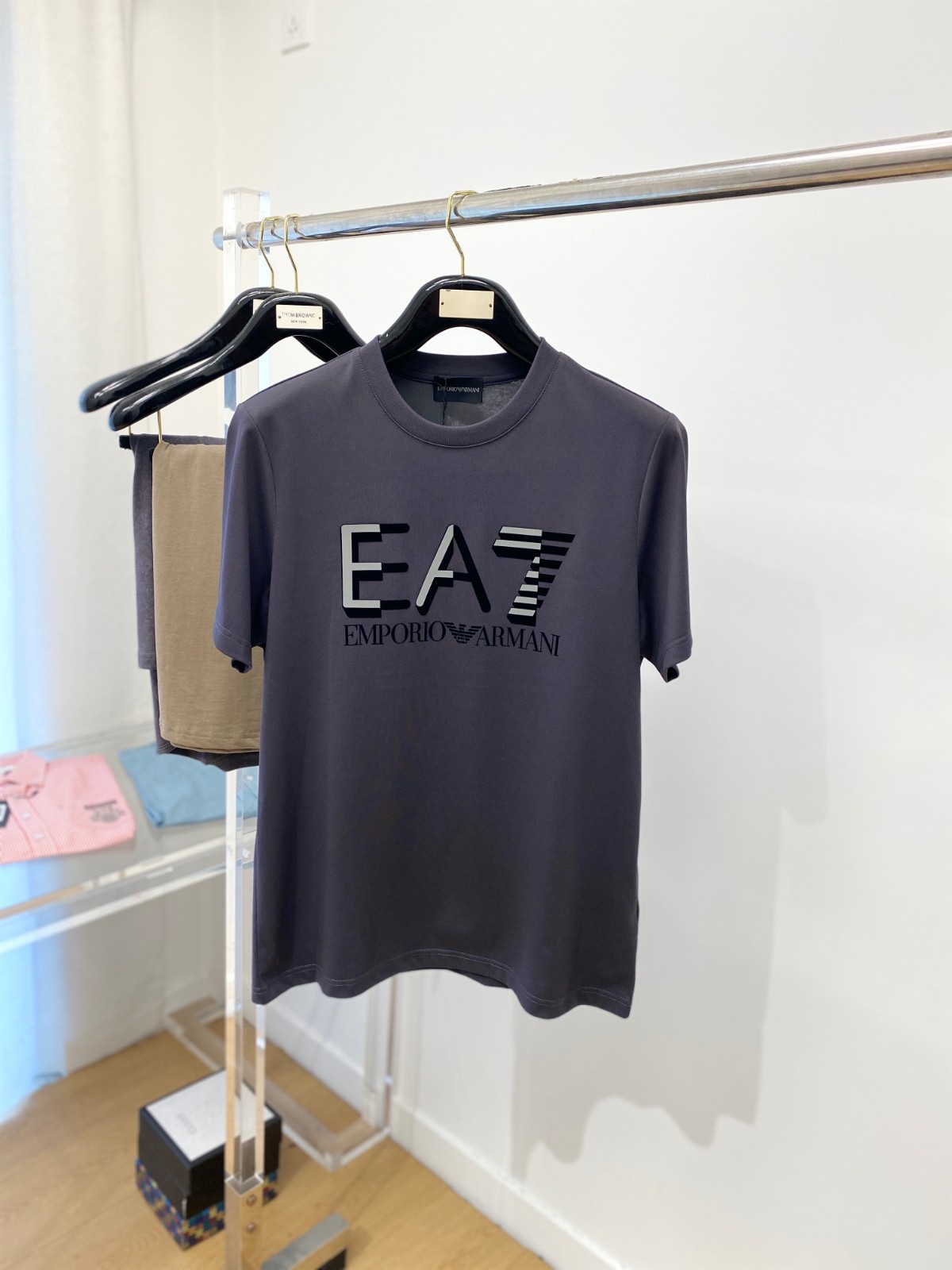 ベーシック ロゴプリント コットンTシャツ アルマーニ 半袖Tシャツ コピー グレー