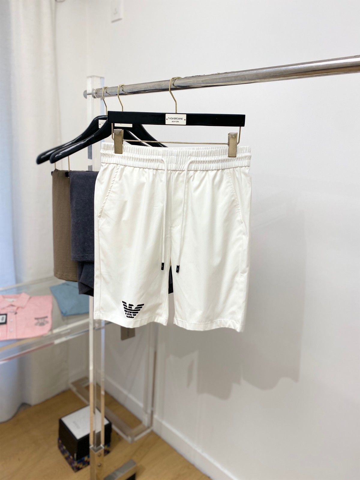 メンズ 春夏 ショートパンツ アルマーニ カジュアルパンツ コピー ロゴ入り ホワイト