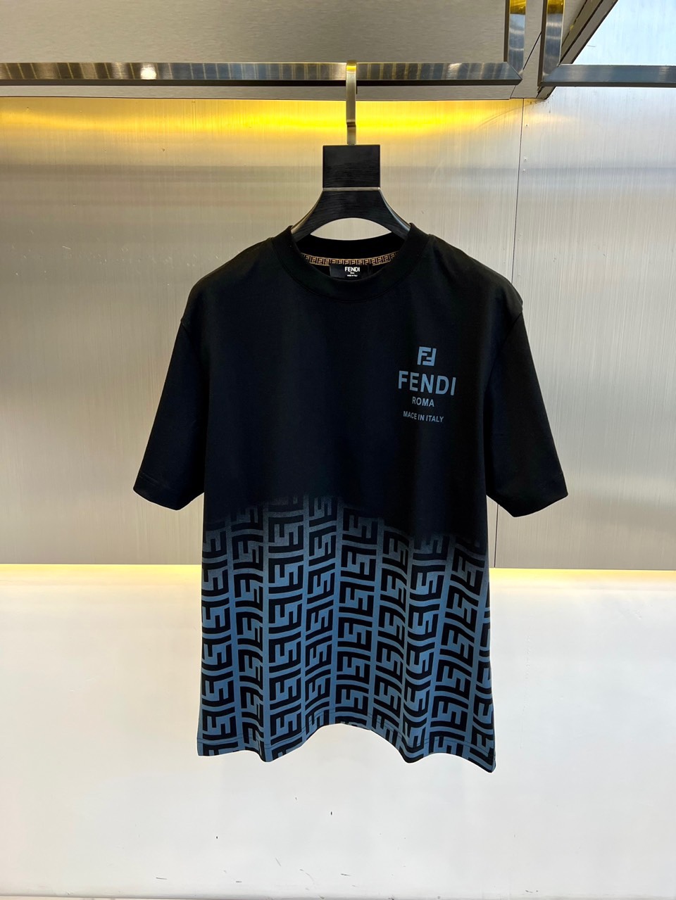 注目される ロゴプリント フェンディ 半袖Tシャツ コピー クルーネック ブラック