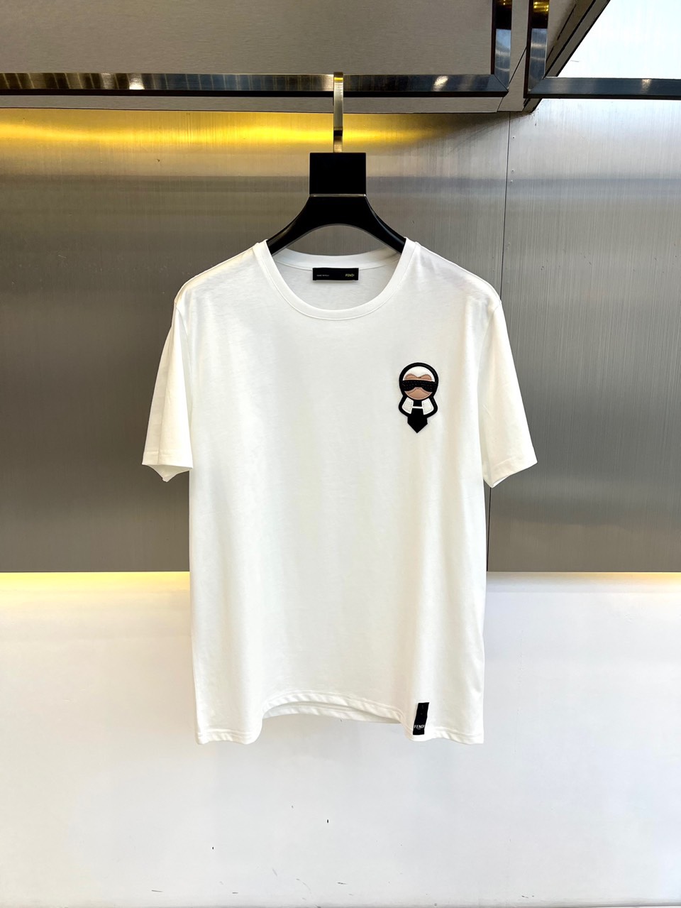 レザーパッチ付き クルーネック フェンディ 半袖Tシャツ コピー ホワイト