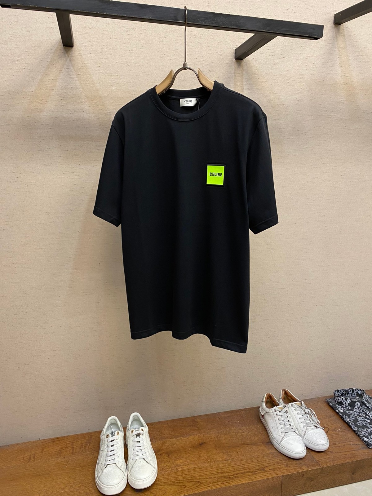 シンプル ロゴ入り セリーヌ 半袖Tシャツ コピー クルーネック ブラックシンプル ロゴ入り セリーヌ 半袖Tシャツ コピー クルーネック ブラック