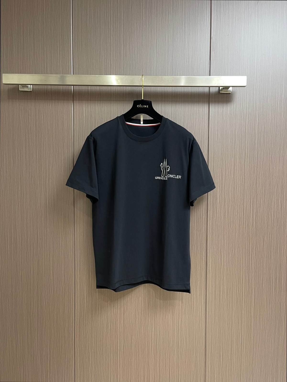 シンプル 刺繍入り モンクレール Tシャツ コピー クルーネック 半袖Tシャツ ブラック