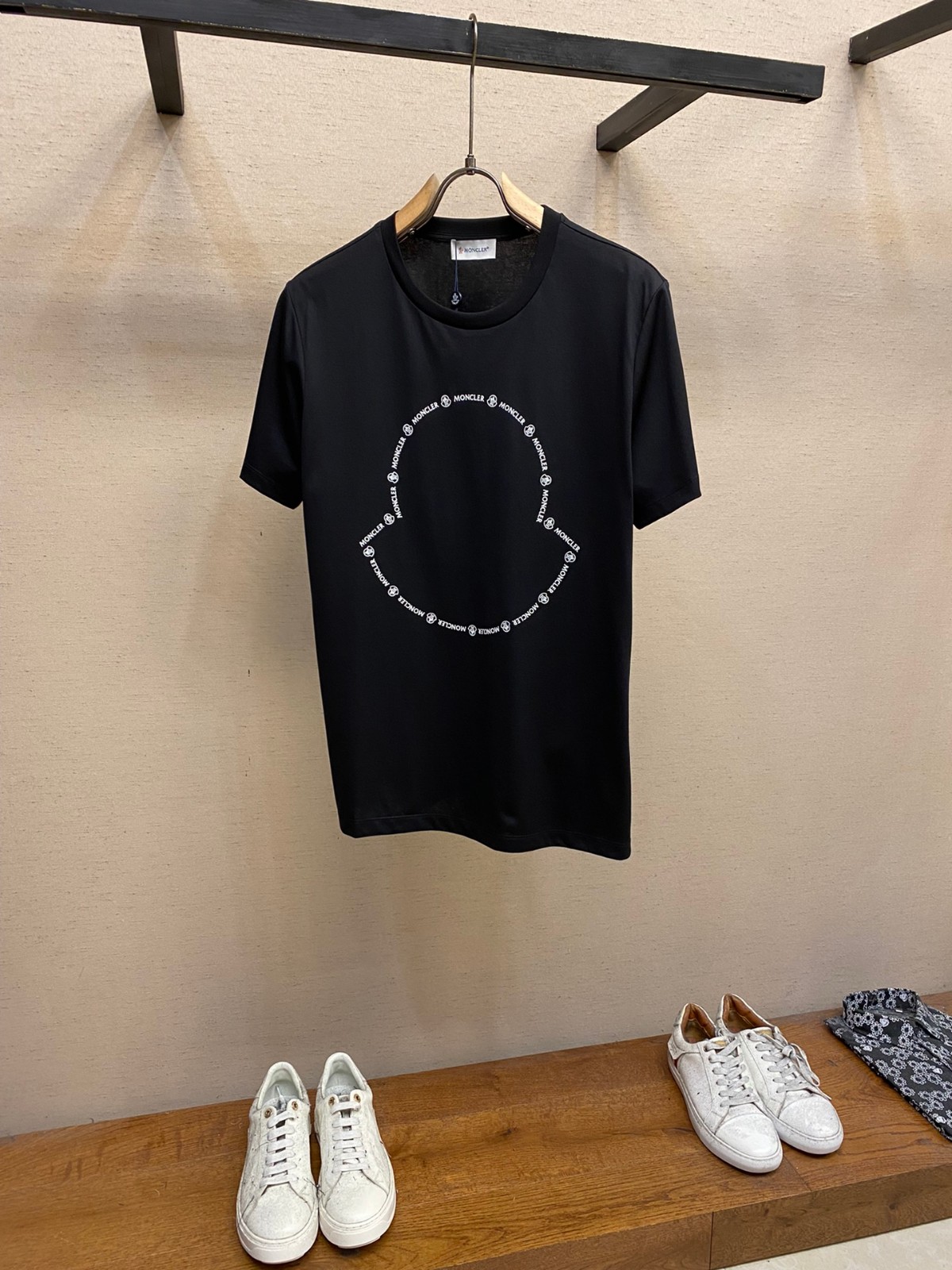 合わせやすい ロゴ プリント モンクレール Tシャツ コピー クルーネック 半袖Tシャツ ブラック