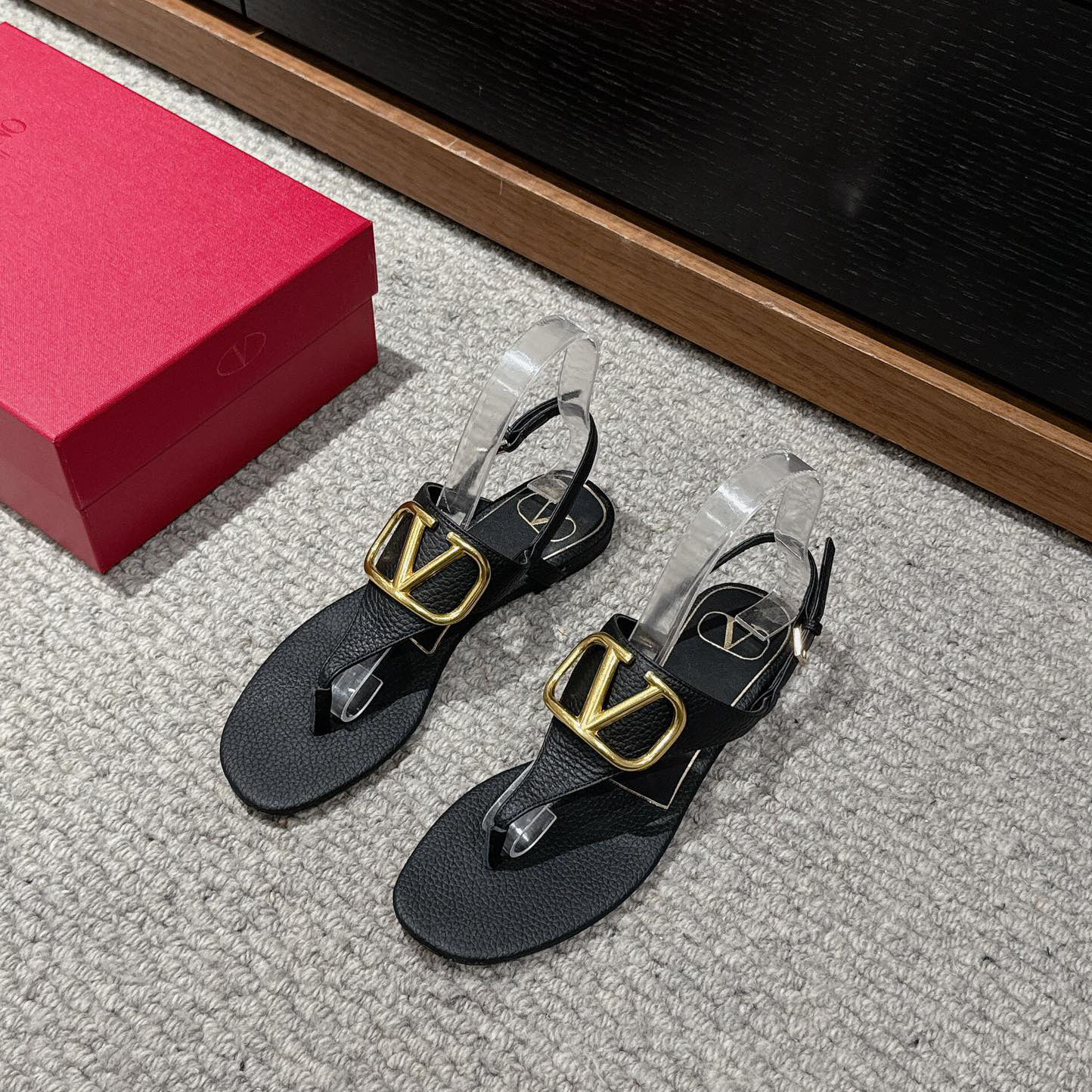 Vロゴ フラットトングサンダル ヴァレンティノ サンダル スーパーコピー ブラック