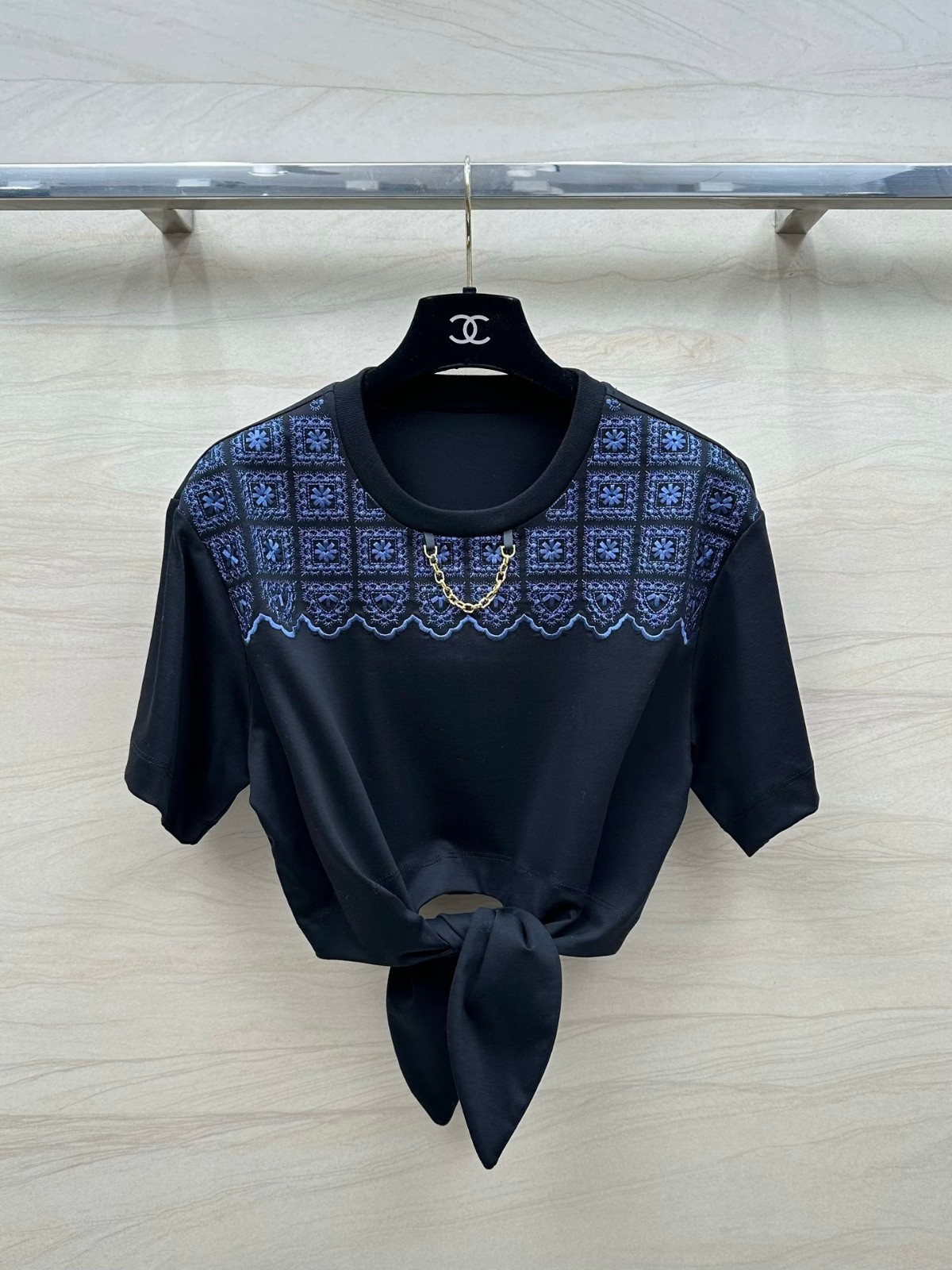 フローラルレース刺繍ノットTシャツ ルイヴィトン Tシャツ コピー クルーネック