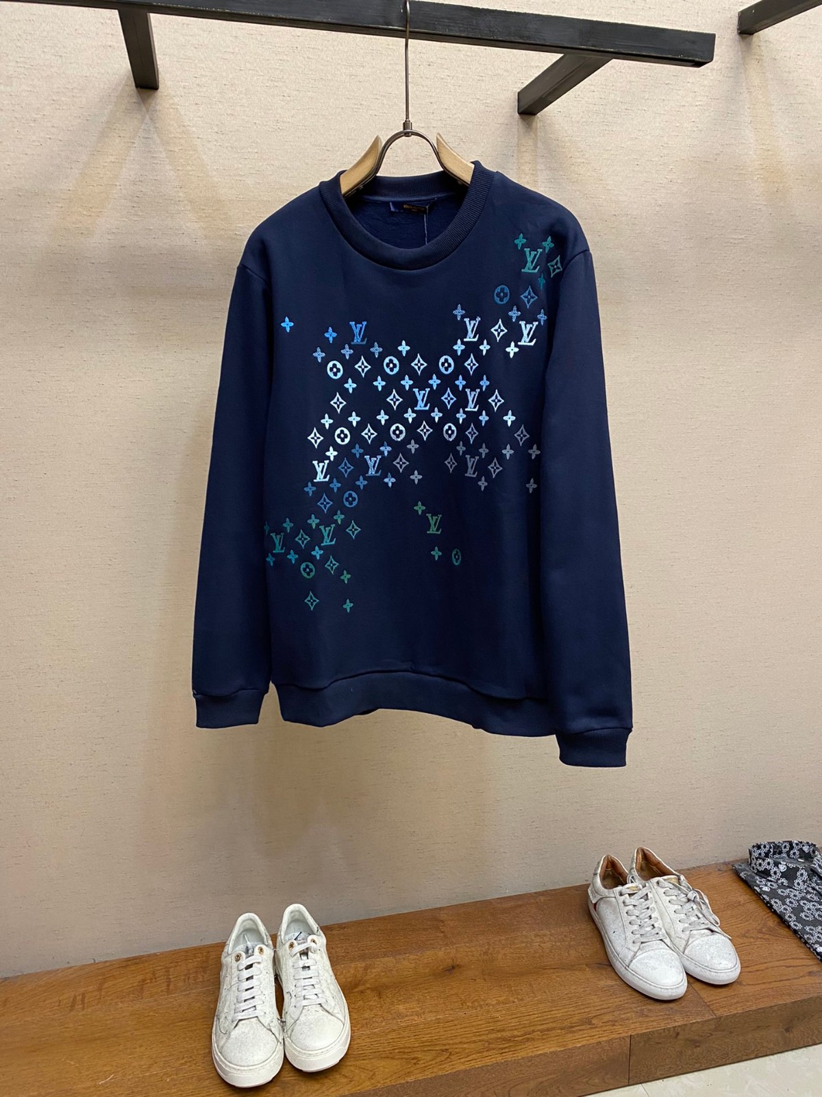 エンブロイダードコットンスウェットシャツ ルイヴィトン Tシャツ 偽物 ブルー
