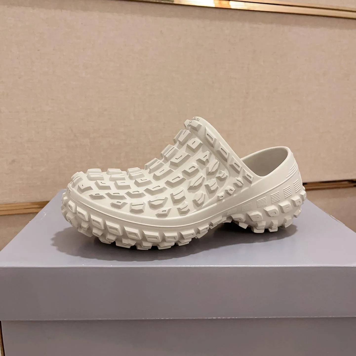 Bouncer チャンキーラバー スリッポン バレンシアガ サンダル スーパーコピー ベージュ