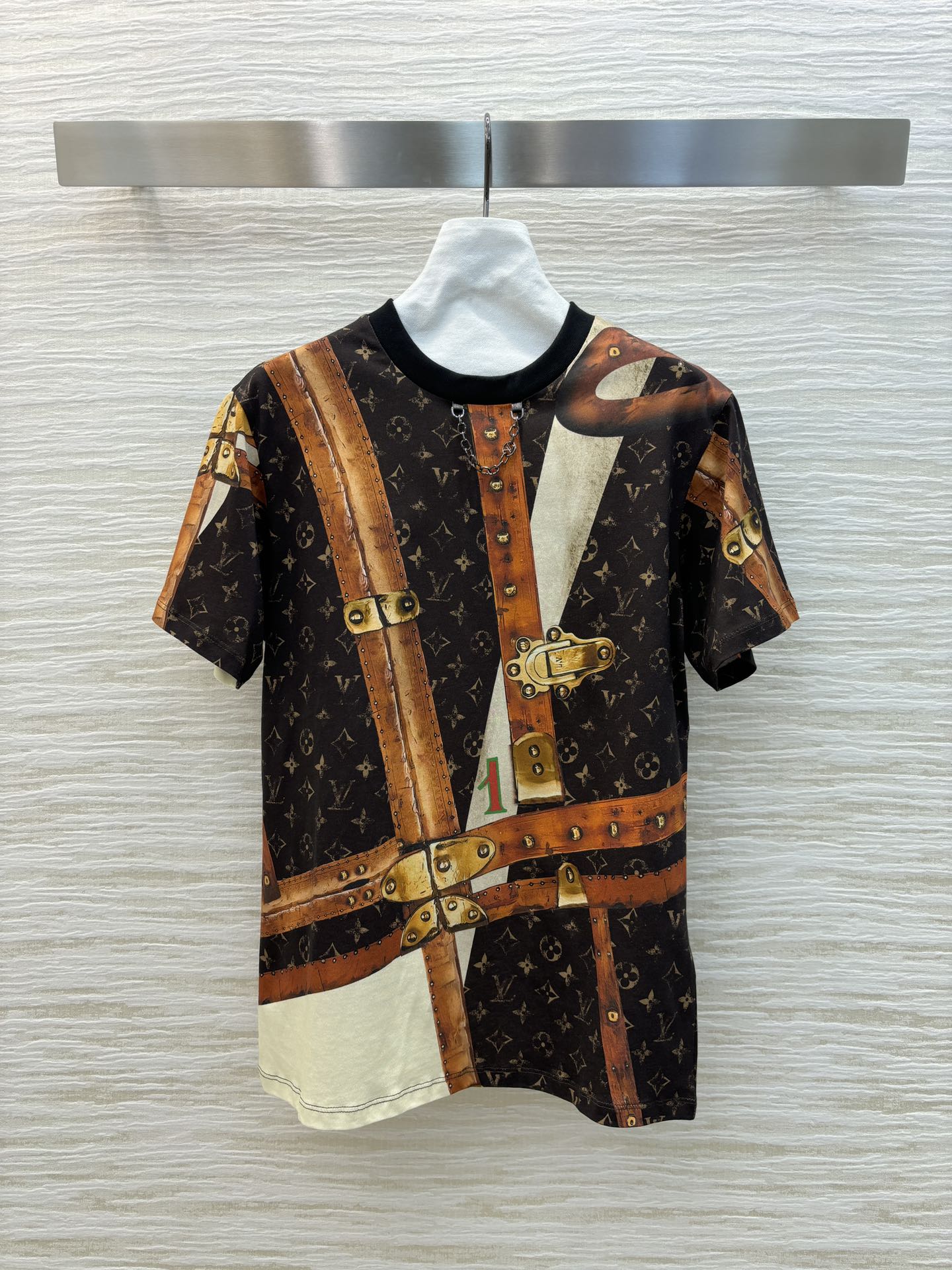 目を惹く LVトランクTシャツ ルイヴィトン Tシャツ コピー 半袖 トップス