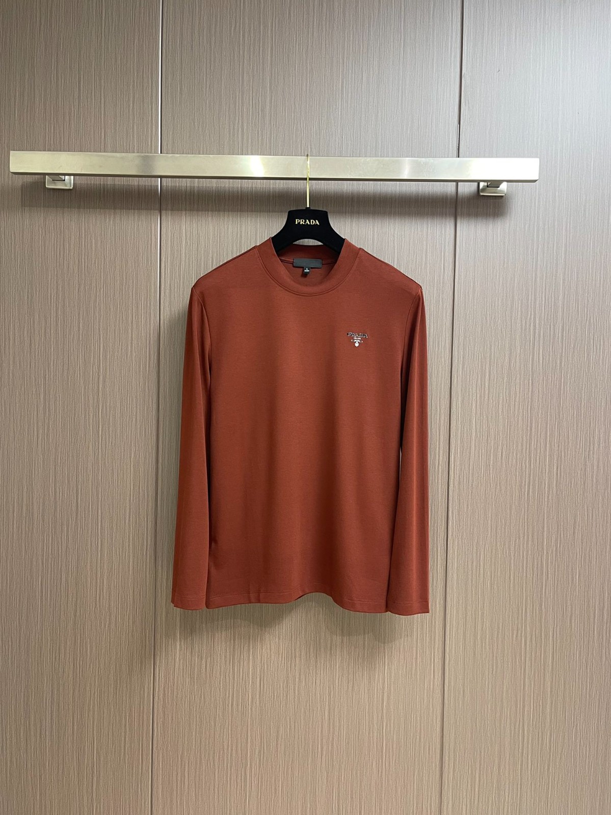 シンプル ロゴ入り プラダ Tシャツ コピー 長袖Tシャツ 合わせやすい