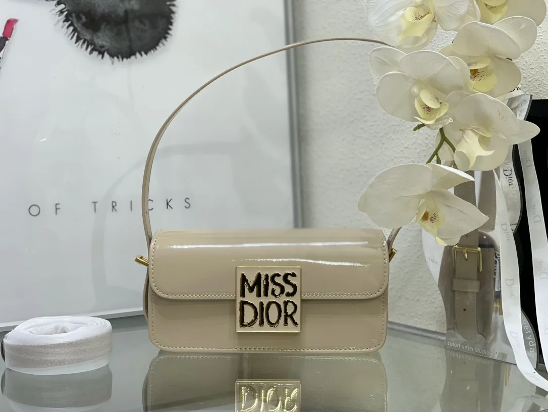 パテントレザー Miss Dior フラップバッグ クリスチャン・ディオール バッグ コピー ベージュ パテントレザー Miss Dior フラップバッグ クリスチャン・ディオール バッグ コピー ベージュ