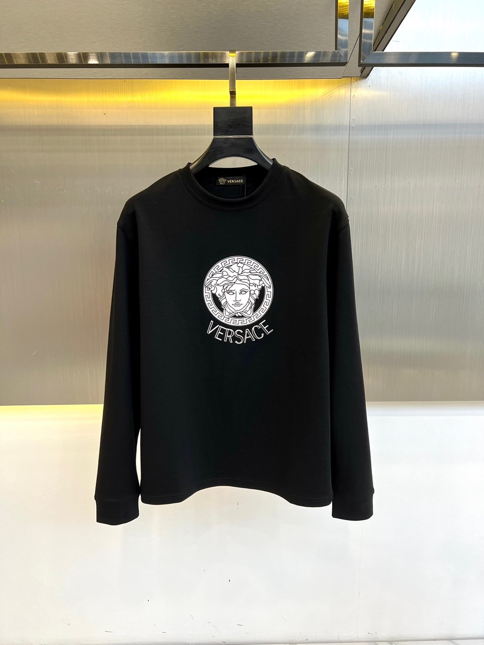 シンプル ロゴ入り クルーネック スウェットシャツ ヴェルサーチェ Tシャツ コピー ブラック