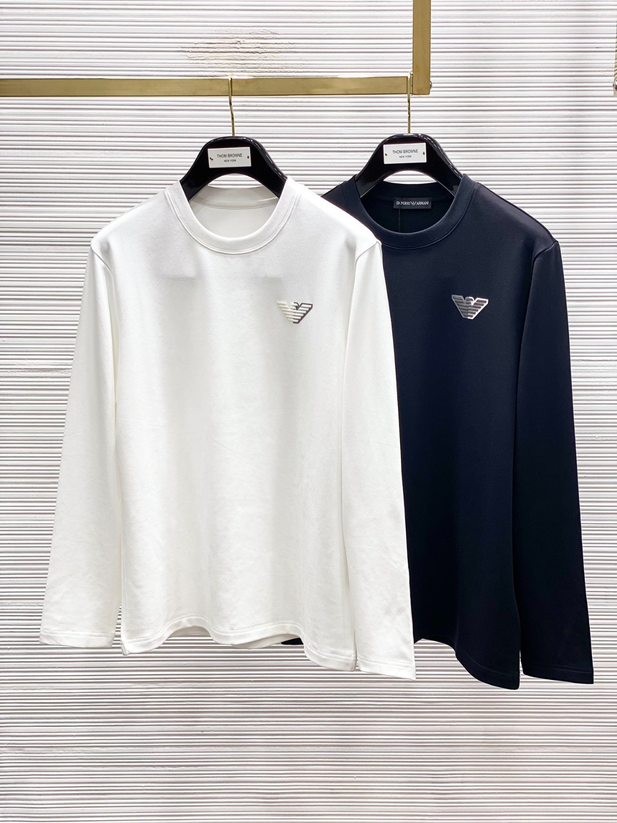 シンプル クルーネック ロゴ刺繍 長袖Tシャツ アルマーニ Tシャツ コピー