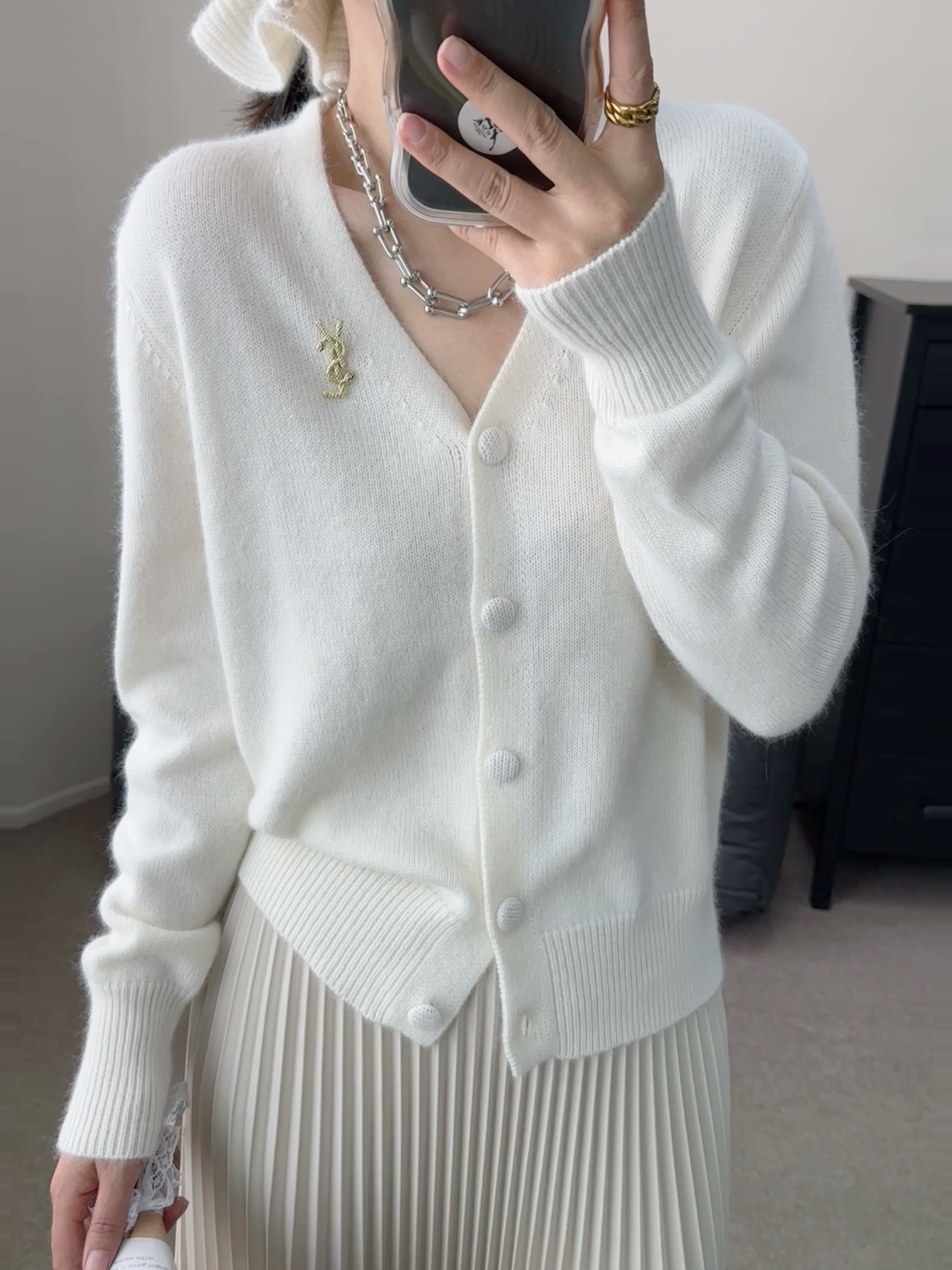 YSLササンローラン ニット ロゴＮ級品 Ｖネック 優雅 トップス 柔らかい セーターレディ アウター ホワイト