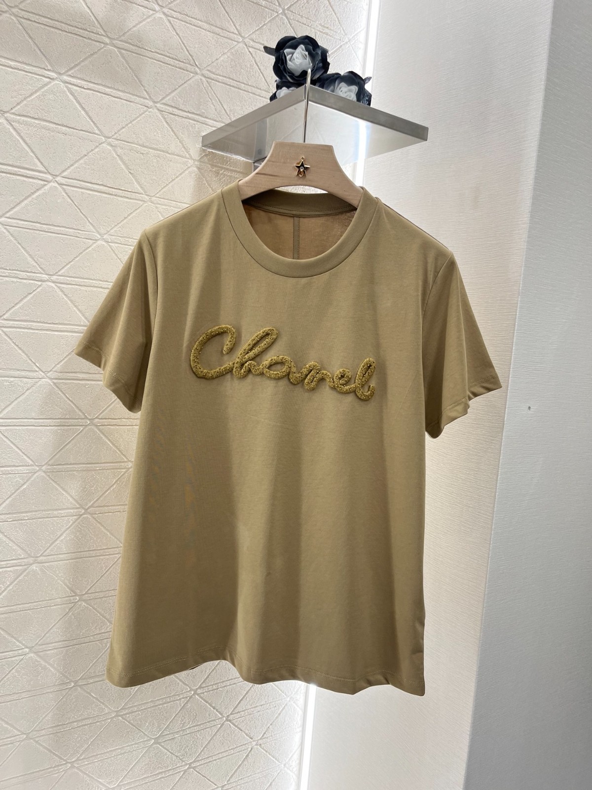 シンプル ロゴ入り コットン 半袖Tシャツ シャネル Tシャツ コピー カーキ