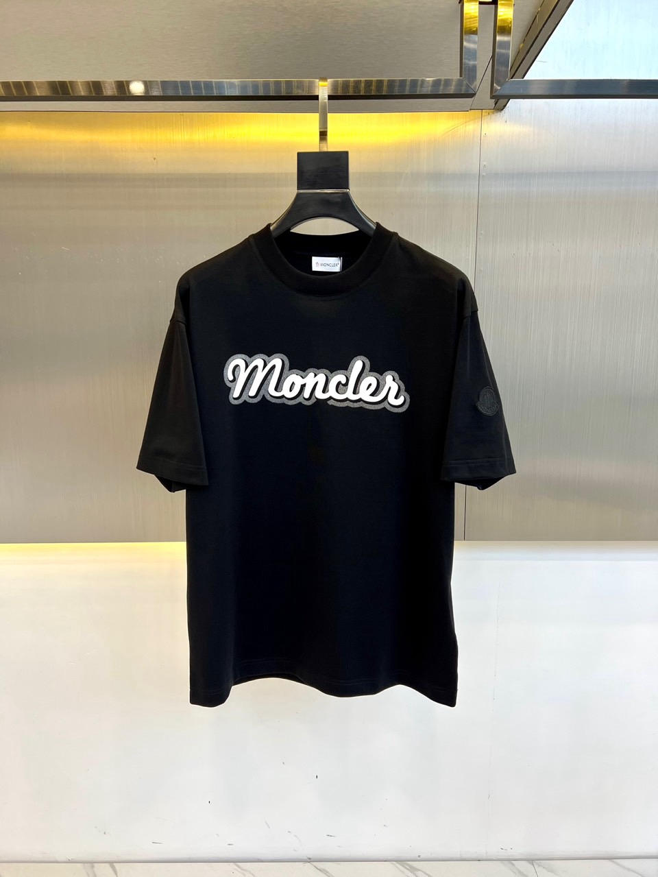 モンクレール Tシャツ コピー シンプル ロゴプリント クルーネック 半袖Tシャツ ブラック
