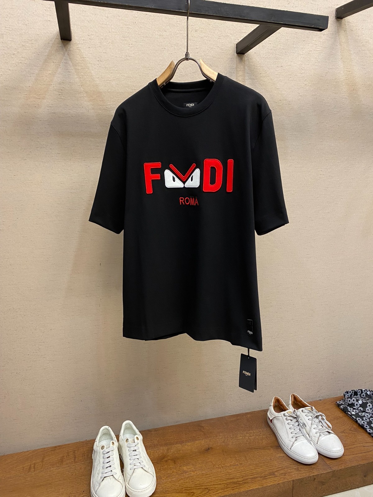 シンプル ロゴ入り コットン 半袖Tシャツ フェンディ Tシャツ コピー ブラック