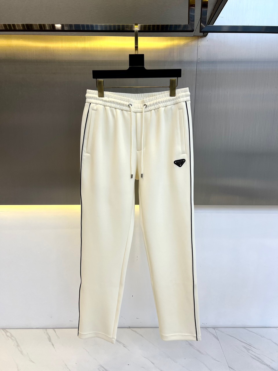 PRADA ホワイト カジュアルパンツ