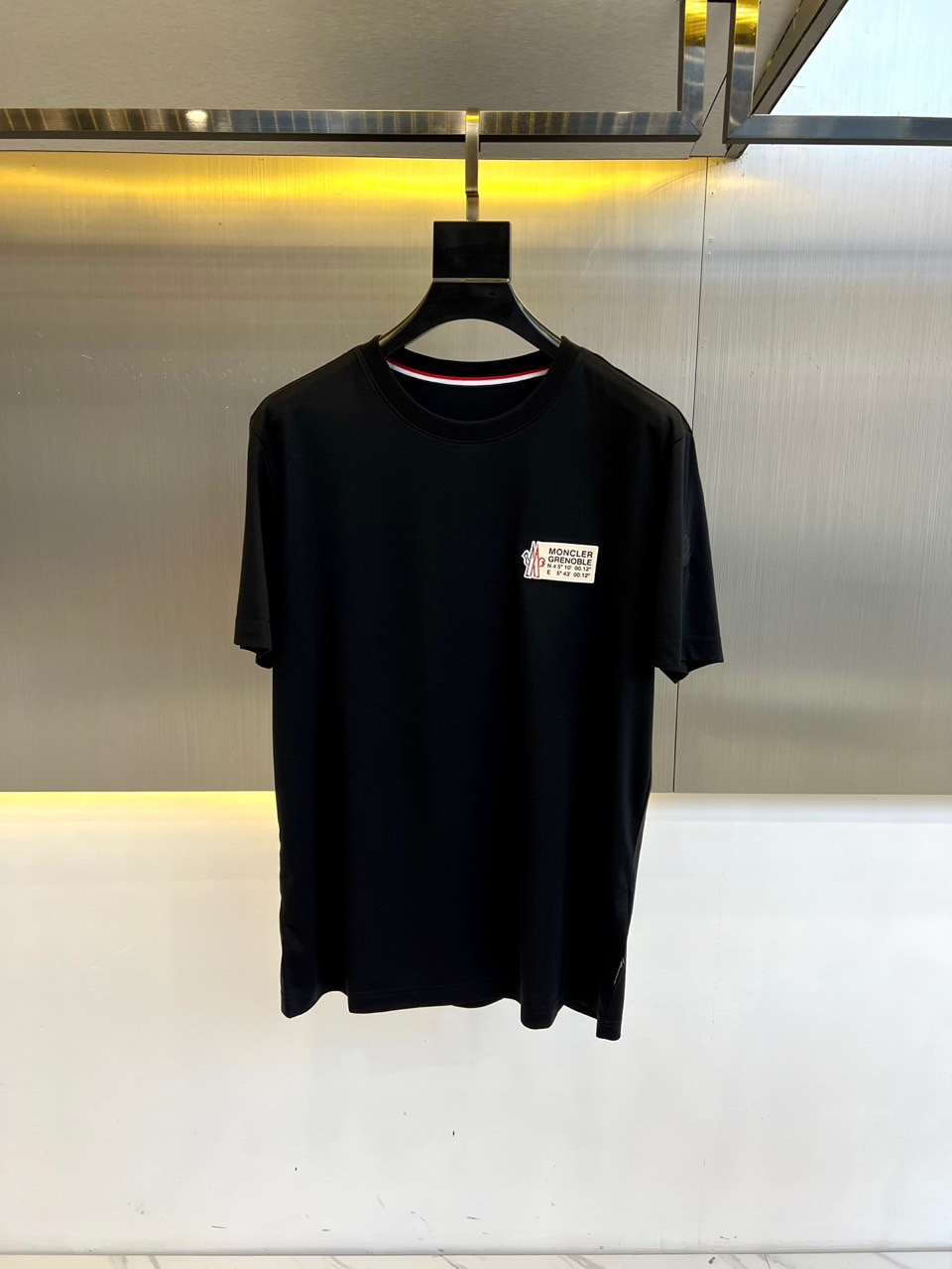 シンプル カジュアル クルーネック 半袖Tシャツ モンクレール Tシャツ コピー ブラック