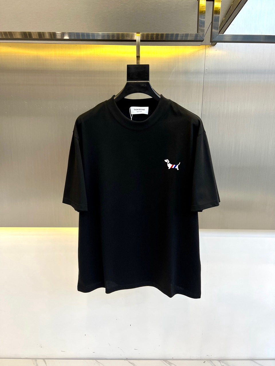 シンプル 刺繍入り トムブラウン Tシャツ コピー クルーネック 半袖Tシャツ ブラック