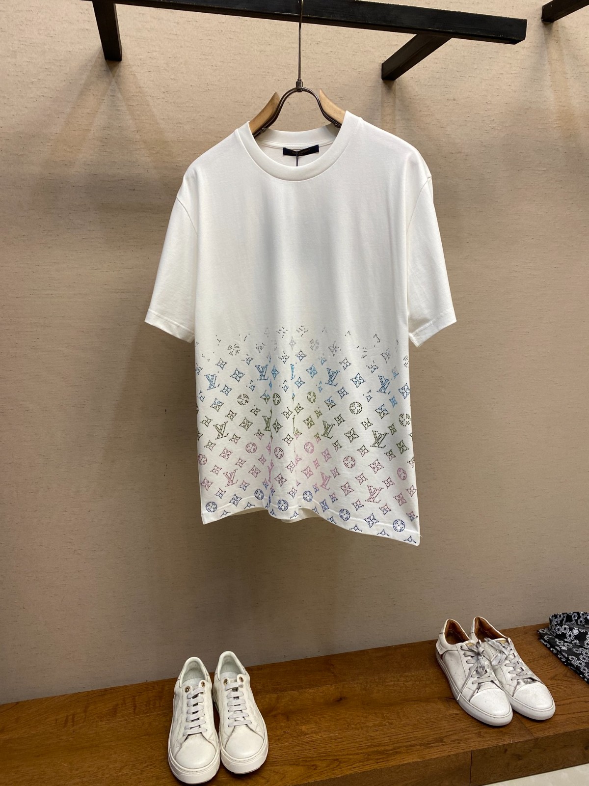 ルイ・ヴィトン Tシャツ コピー モノグラム グラディエント エンベリッシュド ショートスリーブクルーネック ホワイト