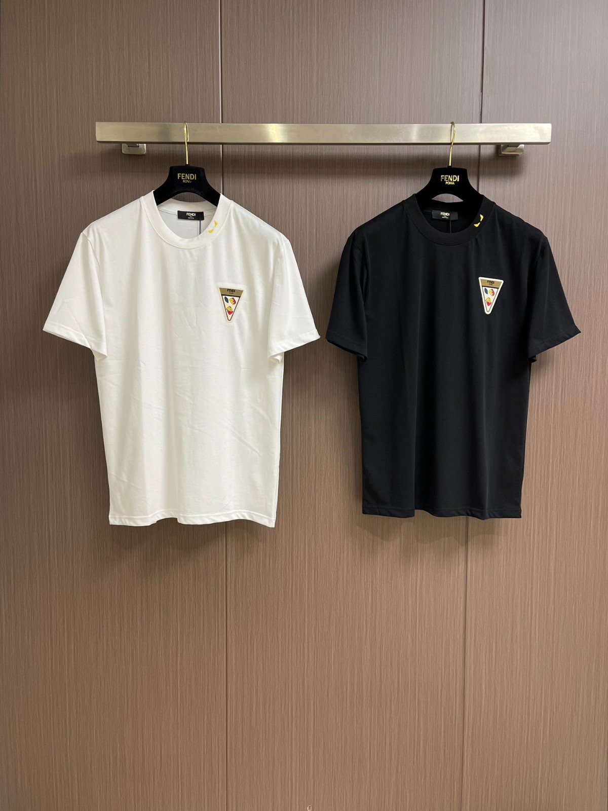 フェンディ Tシャツ コピー シンプル 合わせやすい ロゴ入り 半袖Tシャツ