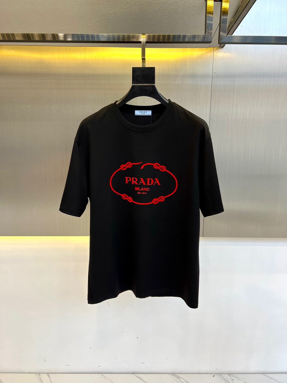 シンプル ロゴプリント 半袖Tシャツ プラダ Tシャツ コピー コットン ブラック