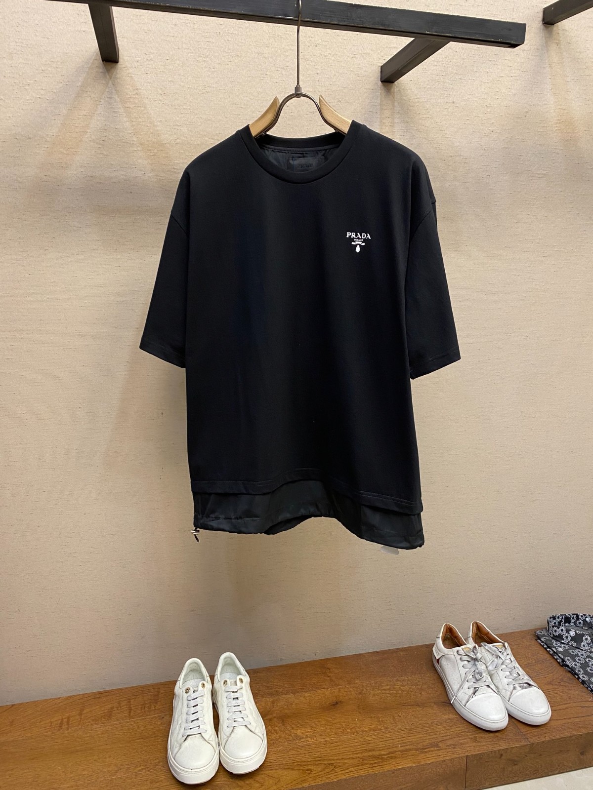 おしゃれ オーバーサイズ 半袖Tシャツ プラダ Tシャツ コピー クルーネック ブラック