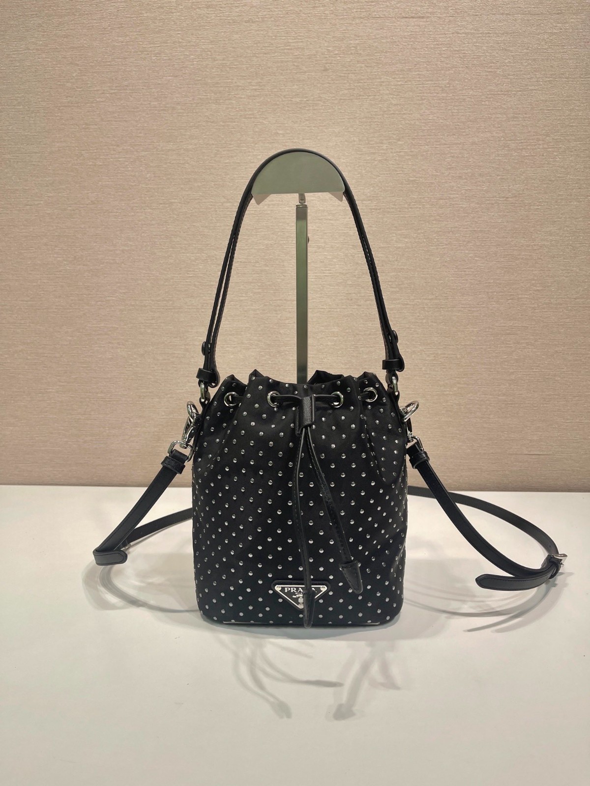 プラダ スタッズ付き ショルダーバッグ 1BE067 スーパーコピー
