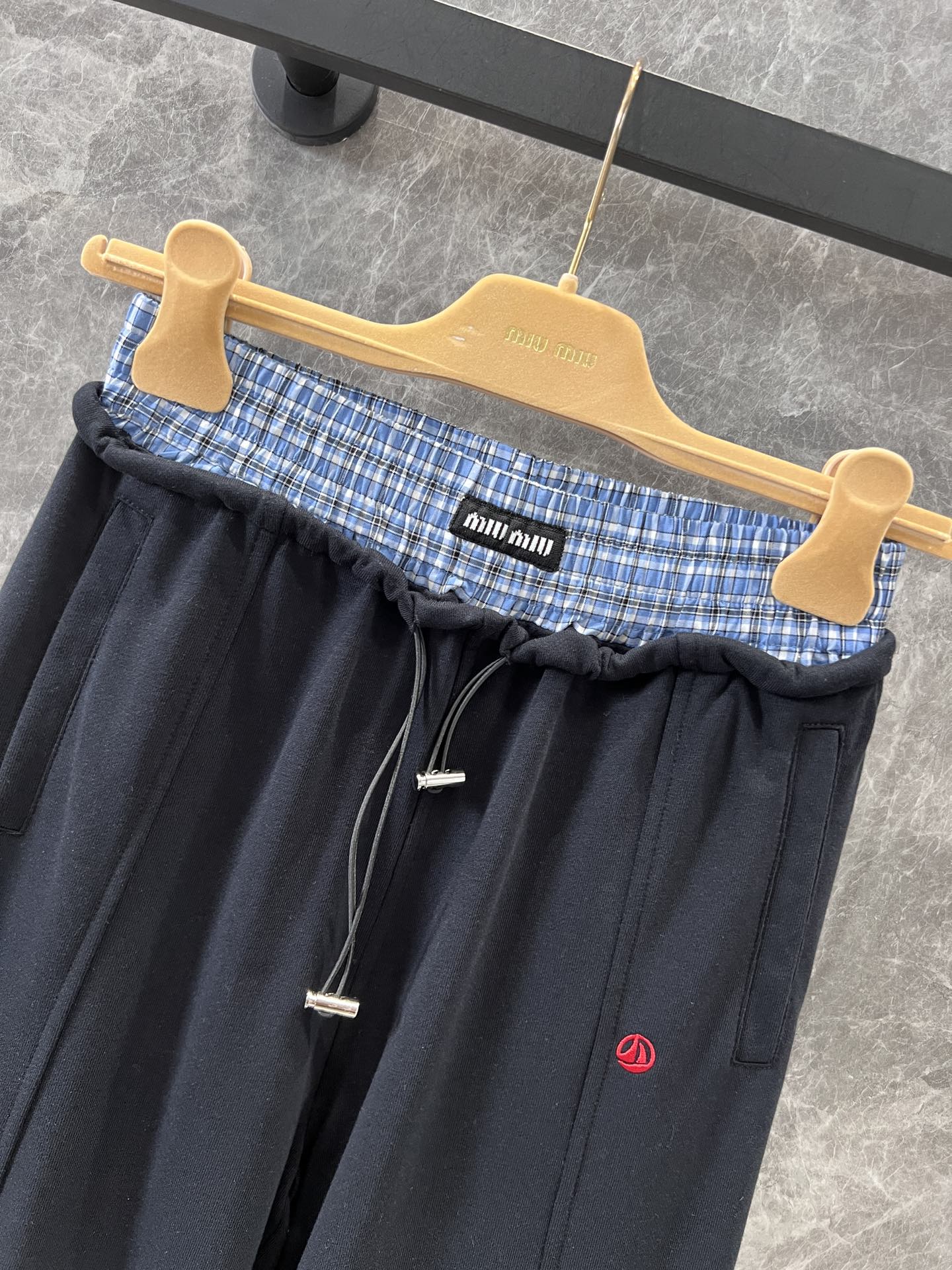 ミュウミュウタブ付き新品パンツ ミュウミュウタブ付き新品パンツ むしろ、見せて歩きたい【MIU MIU】の