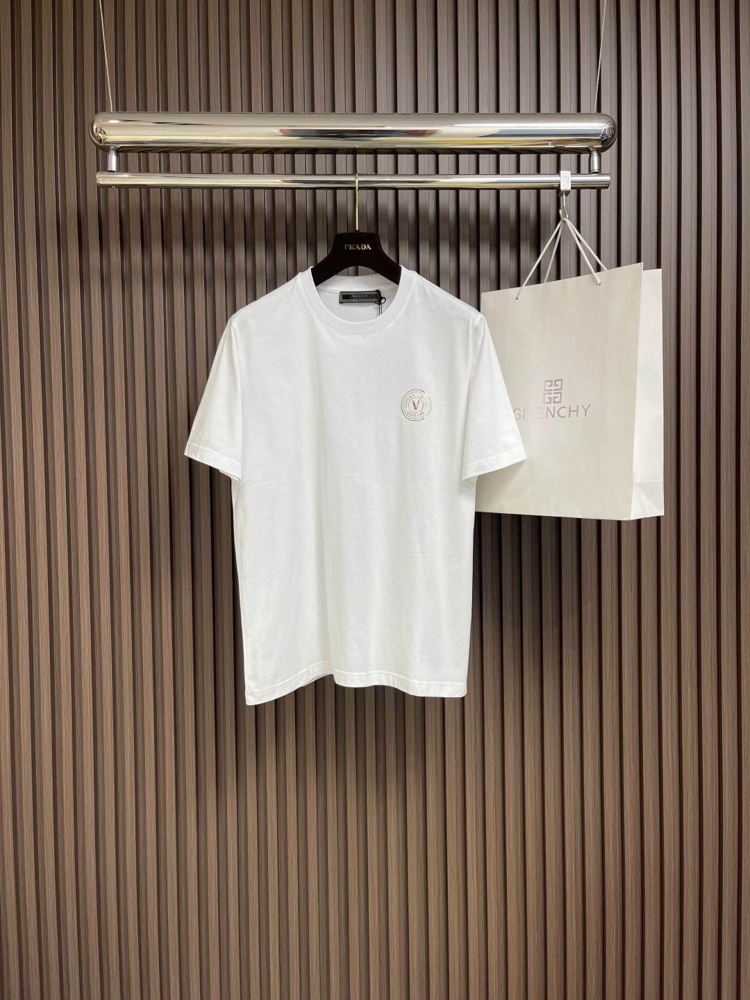 ヴェルサーチェ Tシャツ コピー シンプル ロゴ 合わせやすい 半袖Tシャツ ホワイト