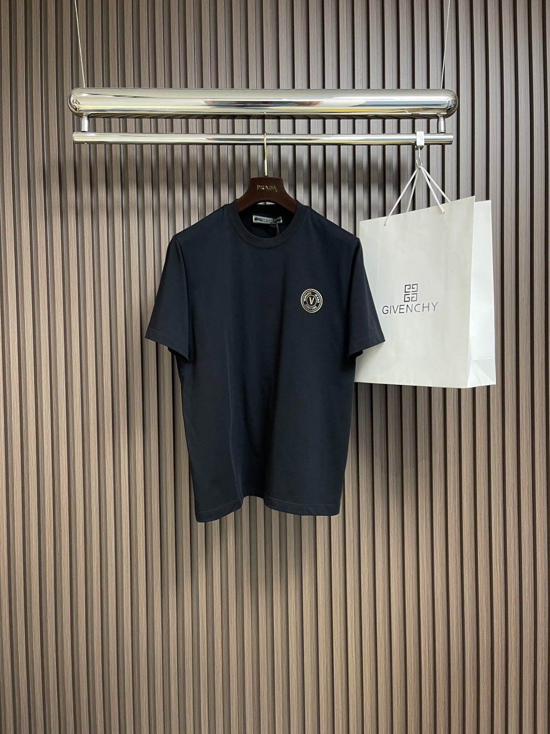 ヴェルサーチェ Tシャツ コピー シンプル ロゴ 合わせやすい 半袖Tシャツ ブラック